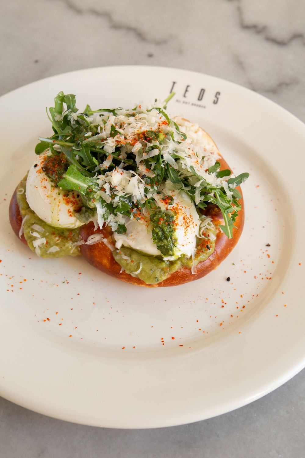Op de nieuwe zomerkaart zet Teds sterk in op het tweede deel van de dag. Bijvoorbeeld met pretzels met topping, zoals deze met avocado en gepocheerd ei. 